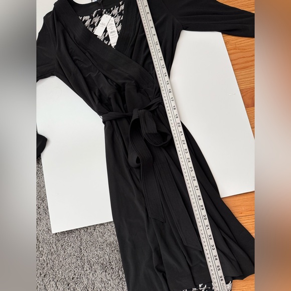 NEW White House Black Market Reversible A-Line Wrap Dress Size 8 Black White - Picture 14 of 14
